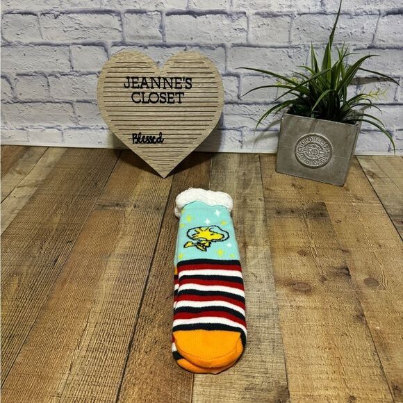 Peanuts Sherpa Lined Socks Skating Snoopy One Size Fits Most Warm Non-Slip NEW - Picture 1 of 5
